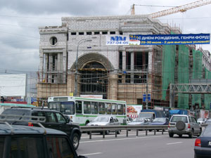 Строительство многофункционального торгового центра «Ереван Плаза» на Большой Тульской улице.